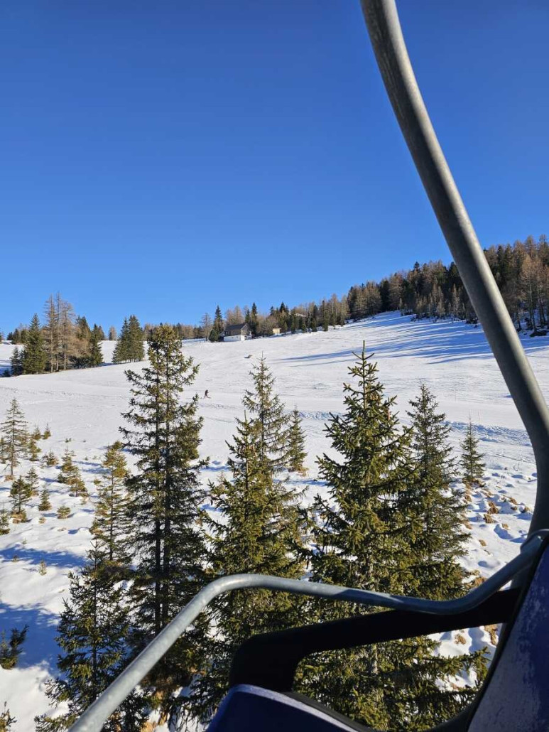 Am rechten Waldrand entlang verlief der schon längst abgebaute 1-SL Alpl-Lift.