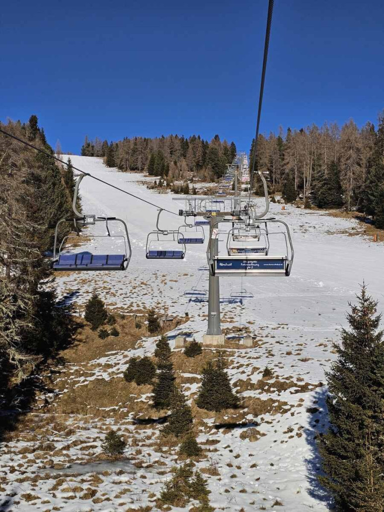 Nach dem unteren Drittel weist die Seilbahn eine markante Niederhaltestütze auf.