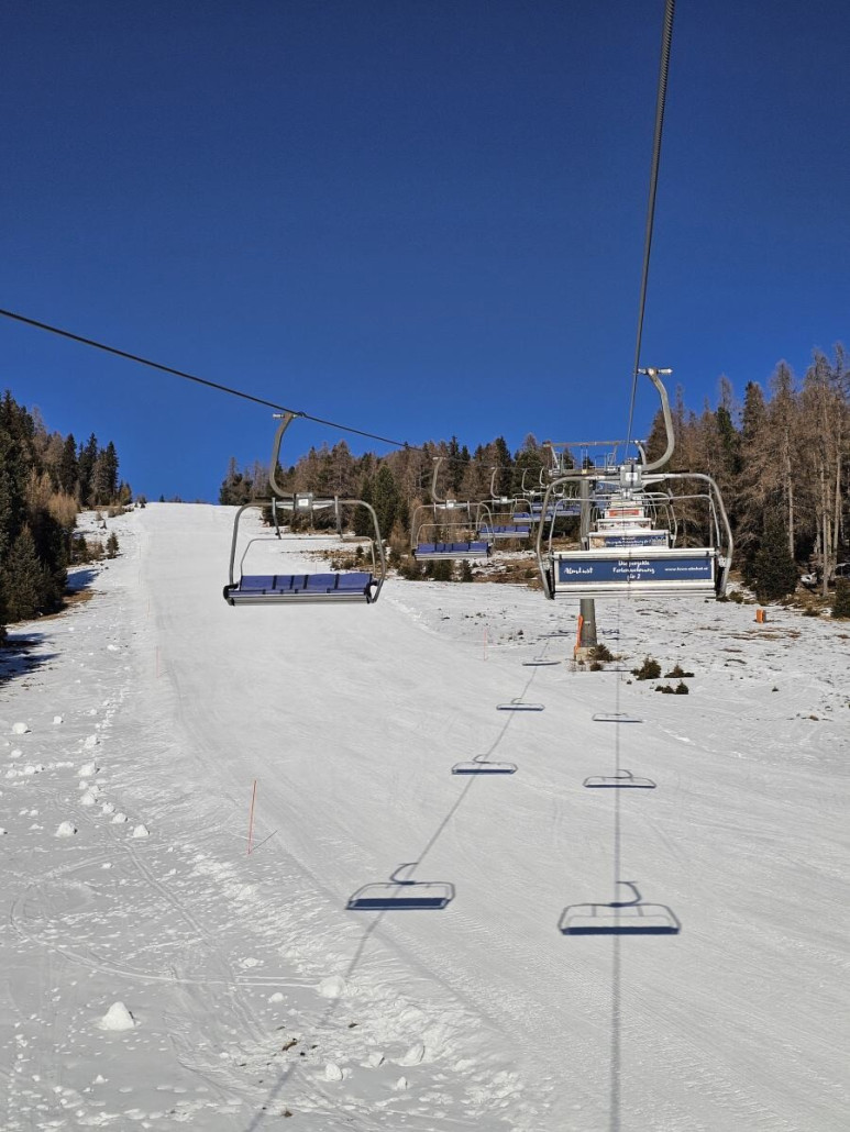 Die linke Sonnenabfahrt führt direkt unter dem Lift hindurch. Mit ihr habe ich an diesem Tag meine Lieblingspiste gefunden.