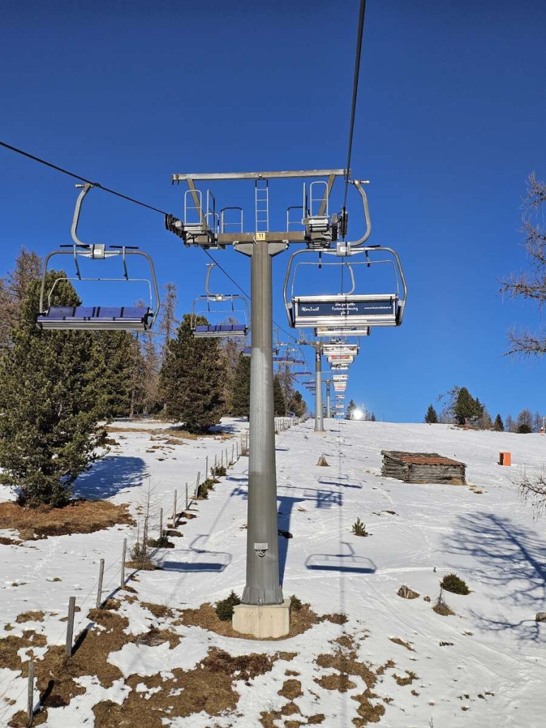 Im oberen Drittel verläuft die Bahn ziemlich flach durch das lichter werdende Wäldchen. Rechts sieht man bereits die linken Sonnenabfahrten.