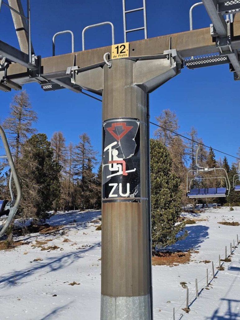 Das Plastik darf gerne mal ersetzt werden. Ob sich hier jemand mit dem Skistock ausgetobt hat...?