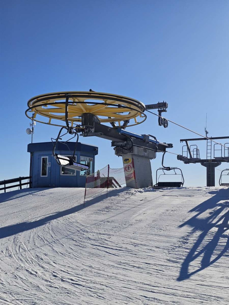 Hier wird auch das Förderseil hydraulisch abgespannt.