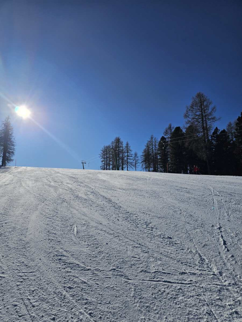 Von der Zirbenpiste führt ein kurzer Ziehweg direkt zur Stoichartabfahrt. So spart man sich eine kurze "Brettl-Session" zur eigentlichen Bergstation, die sich oberhalb der Kuppe bei der hinteren Stütze befindet.