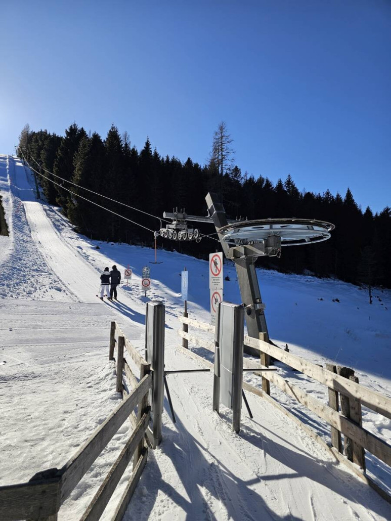 Ankunft an der Talstation des Stoichartlifts. Diese müsste nahezu baugleich mit der des Sonnenlifts auf der Simonhöhe sein. Da Letztgenannter aber ein Tellerlift ist, tippe ich darauf, dass der Stoichartlift als Bügelschlepper eine breitere Seilspur aufweist.