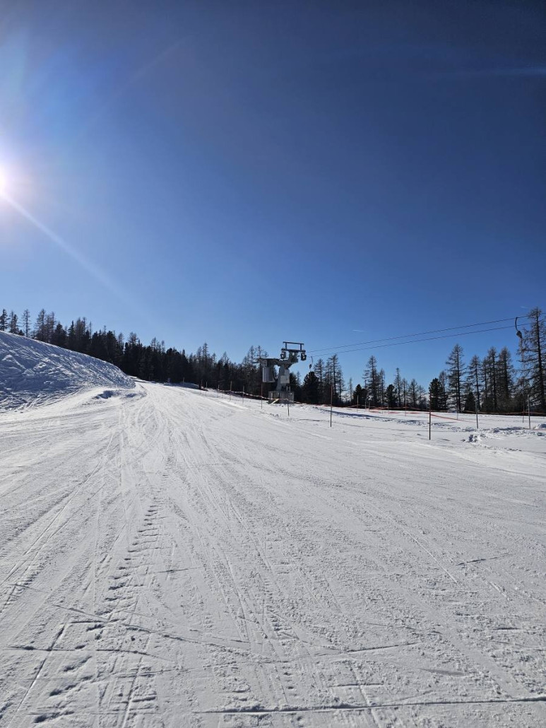 Bergstation des Stoichhartlifts - nicht mehr original von de Pretis, sondern bereits vor einigen Jahren durch eine Standard-Station von Doppelmayr ersetzt. Links davon die Rückbringerpiste vom Gipfelplateau zum Stoichart- &amp; zum Zirbenlift.