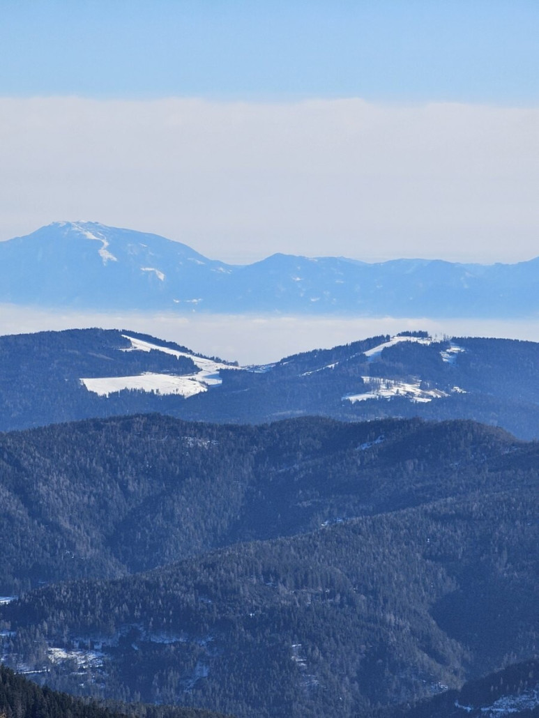 Zoom zur Simonhöhe: links der Paulsberg, rechts das Hocheck inkl. Bärentalabfahrt.