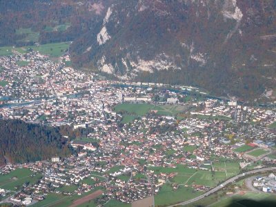 Zoom auf Interlaken. Rechts außen der Mystery Park. In Bildmitte die Panoramawiese des Hotels Victoria Jungfrau (oder?)