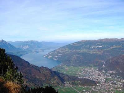 Blick auf den Thuner See, Interlaken-West (unten die Autobahn N8)
