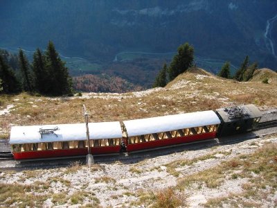 Die ZRB fährt wieder zu Tal. Recht historisch anmutende Garnituren. Tief unten, das eng eingeschnittene Lütschinental in Richtung Grindelwald