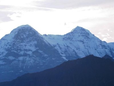 Eiger, 3970 m und Mönch, 4107 m im Zoom. Direkter Blick auf die Eigernordwand mit den berühmt-berüchtigten Schicksalsstellen