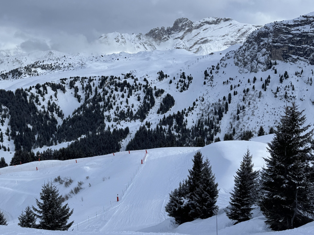 Auf der Abfahrt Super Pralong, im Hintergrund der Roc Mugnier