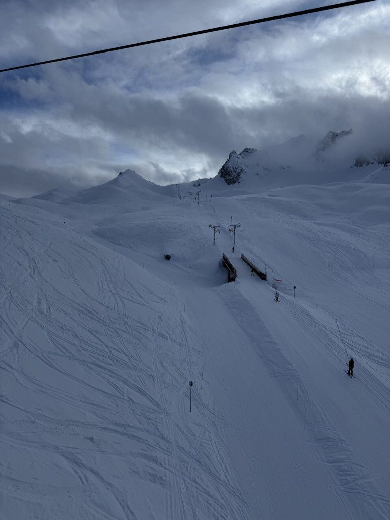 Blick zum Stangenschlepper Pyramides
