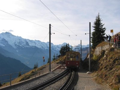 ZRB beim Beginn der Talfahrt. Ausfahrt aus der Bergstation auf 1967 m. Bahn überwindet gut 1400 Hm in 55 min