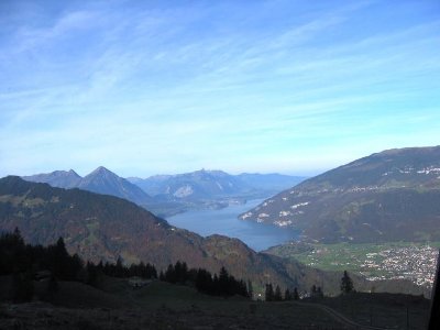 Blick aus der ZRB auf den Thuner See. Links die markante Pyramide des Niesen (2362 m), in Bildmitte das 2170 m hohe Stockhorn