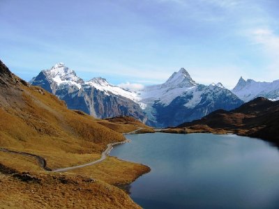 Wetterhorn, Rosenhorn (hier war mal eine Gletscherskierschließung angedacht), Oberer Grindelwaldgletscher, Schreckhorn. Unten: Bachalpsee, 2263 m