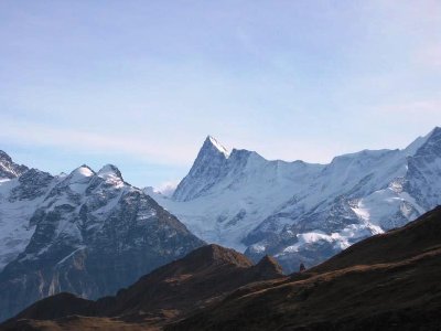 Das Finsteraarhorn (4274 m) steht so unverschämt schief steil, dass man meint es müsste jeden Moment nach vorne überstürzen. Da würde ich auch gerne mal hinauf wollen...