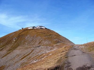 Das 2680 m hohe Faulhorn mit seinem Gipfelhotel. Wurde übrigens 1851 bereits von Richard Wagner bestiegen - kein Wunder, dass jener so treffend-gewaltige Naturschilderungen im bald darauf geschriebenen &amp;quot;Ring&amp;quot; verewigen konnte