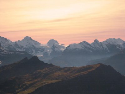 Blick nach Südwesten. Vorne Lauberhorn und Männlich mit seinen Idealhängen, hinten Breithorn, 3785 m und Gspaltenhorn (?).