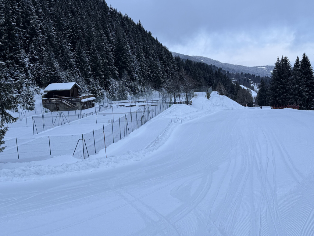 Vorbei an den Tennisplätzen