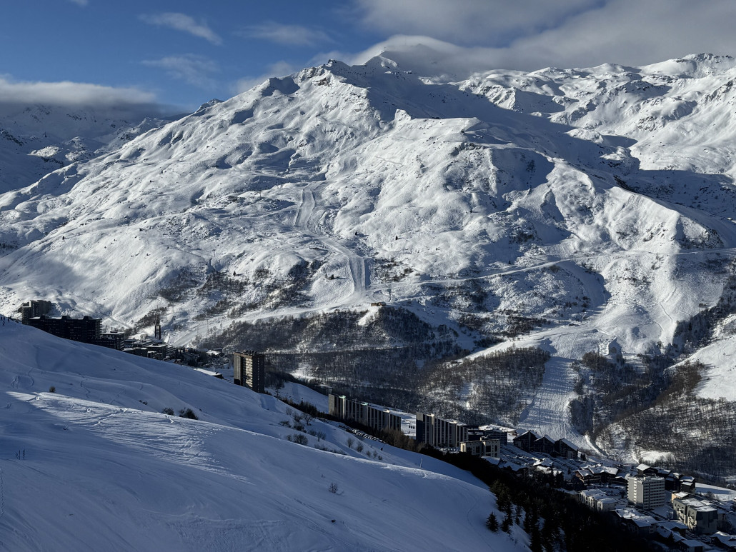 Les Menuires mit Pointe de la Masse, rechts die Abfahrt Rocher Noir, links Vallons