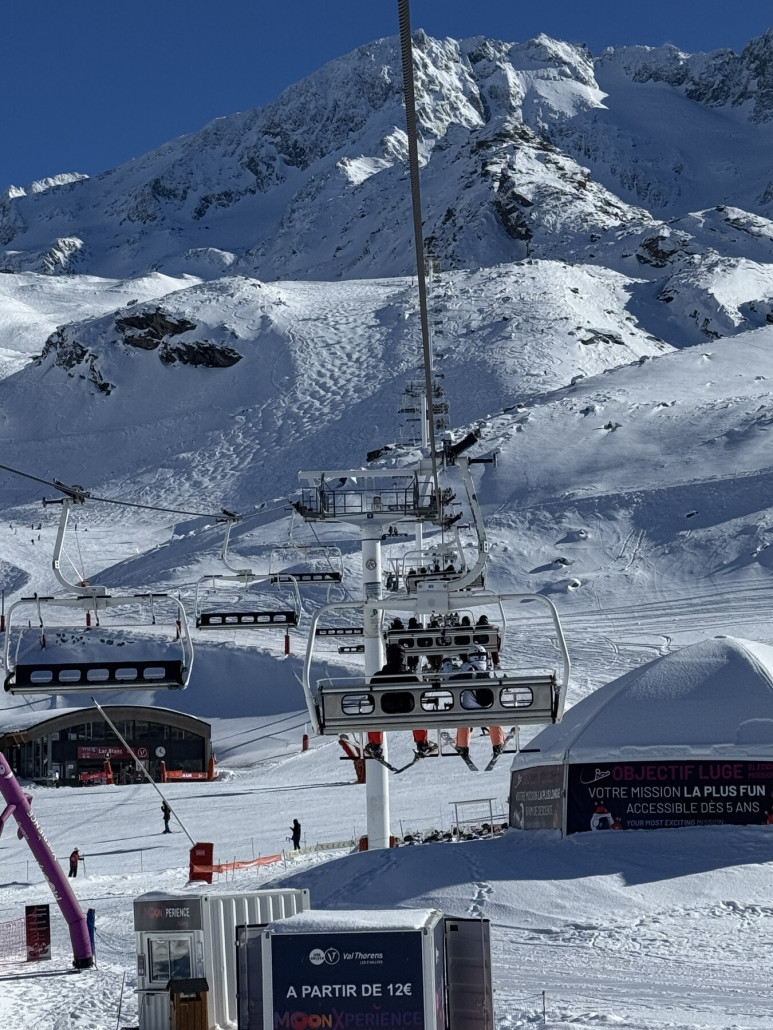 In der 6KSB Cascades, die hat übrigens 2 Einstiege, mal dürfen die von links, mal die von rechts. Wo gibt’s so was noch?