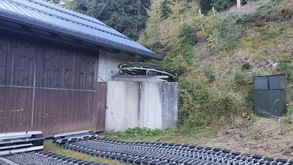 Und neben dem Gebäude bei der Talstation des Kegellifts lag 2022 immerhin noch eine Schlepplift-Umlenkscheibe - ob sie heute noch dort anzutreffen ist, kann ich leider nicht sagen, habe bei meinem Besuch letzte Woche ganz vergessen, darauf zu achten...