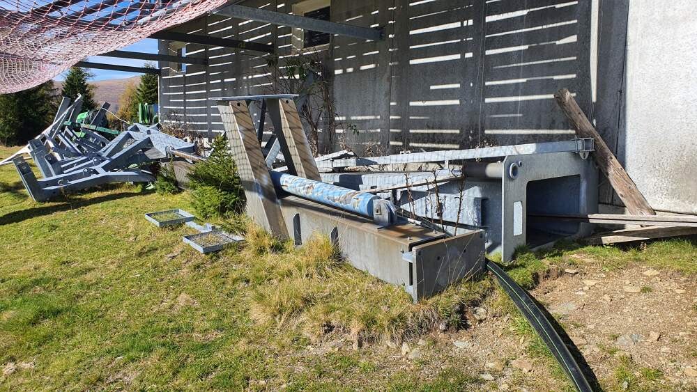 Unterhalb des Fangnetzes bei der Bergstation der Sesselbahn liegen Teile einer Abspannstation für Schlepplifte.