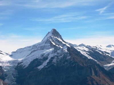 Steht Himalaya oder Anden nichts nach - das 4078 m hohe Schreckhorn, links der Obere Grindelwaldgletscher
