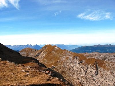 Immer mehr weitet sich der Blick in alle Richtungen. Wir sind mittlerweile gut 2500 m hoch