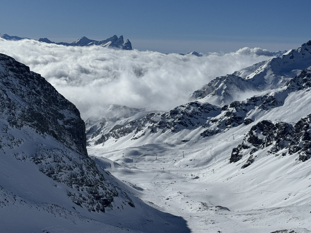 Ganz hinten sieht man Plan Bouchet, von wo drei spektakuläre Bahnen starten