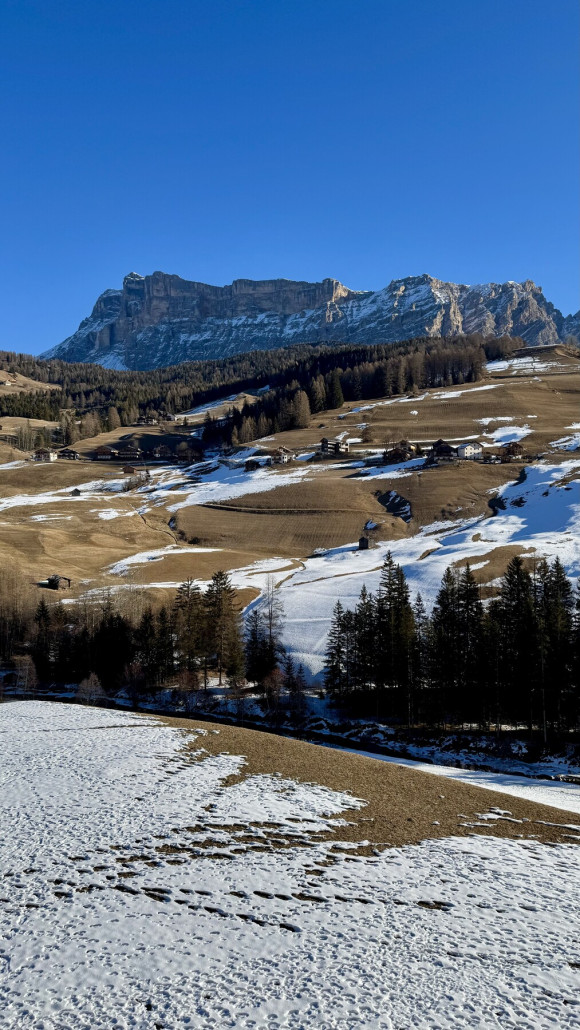 Wieder Blick vom Hotelbalkon. Am Sonntag waren dann endlich alle Wiesen wieder weiß