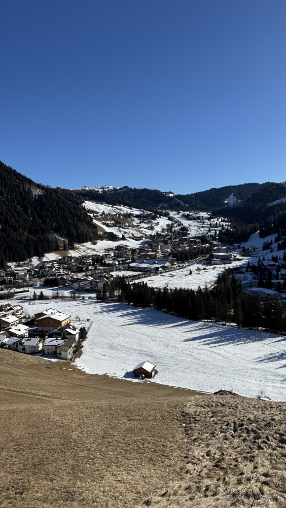 Blick auf Corvara vom Höhenweg Richtung Colfosco