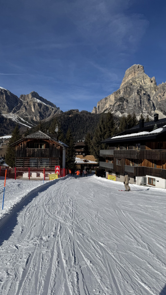 Bekannte Pistendurchfahrt in Corvara zur Talstation Col Alt