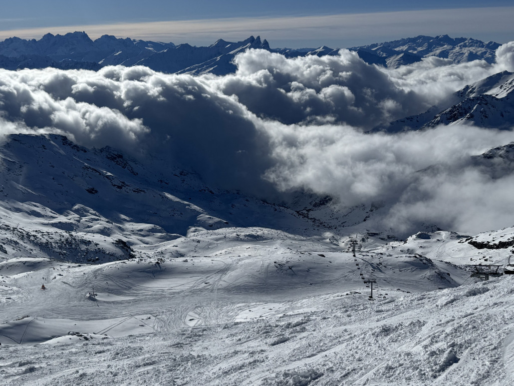 Und endlich sind wir ganz oben und genießen den Ausblick. Man sieht, dass schon Wolken reinziehen