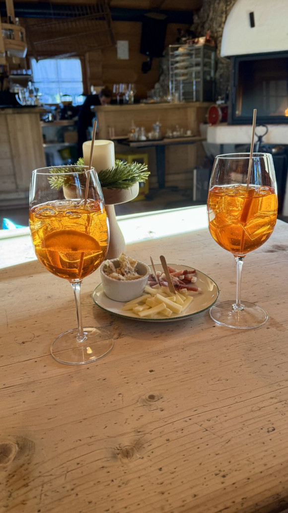 Verdiente Aperitivo in Armentarola. <br />In der La Locia bekommt man sogar umsonst einen Teller mit Speck, Käse und Brot dazu. <br />Sehr feine und aufmerksame Sache!