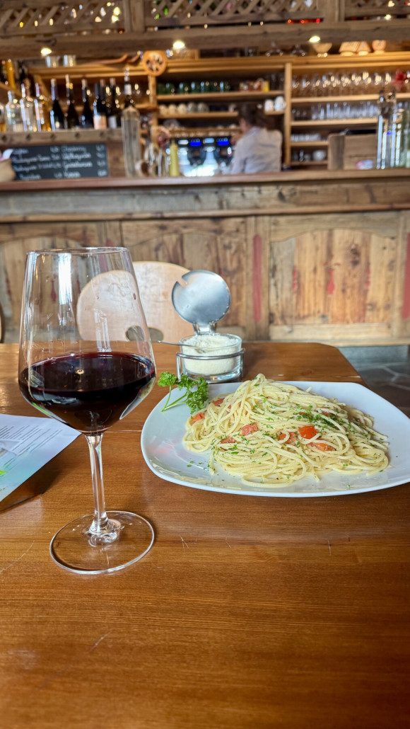 „Ütia L‘tamá“. Immer noch ein Familienbetrieb, der tatsächlich auch nur einheimische Bedienungen hat. <br />So eine kleine, schnucklige Hütte mit vielen ladinischen Speisen hat echt Seltenheitswert. <br />Aber auch die Spaghetti Aglio e Olio waren nicht zu verachten.