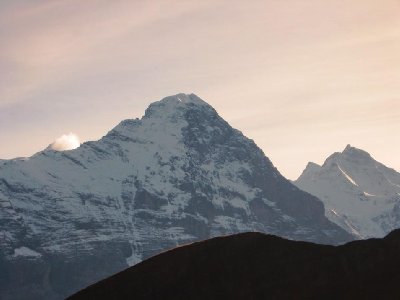 Die schiere Masse des Eigers ist einfach überwältigend - auf dem Weg hinüber nach First