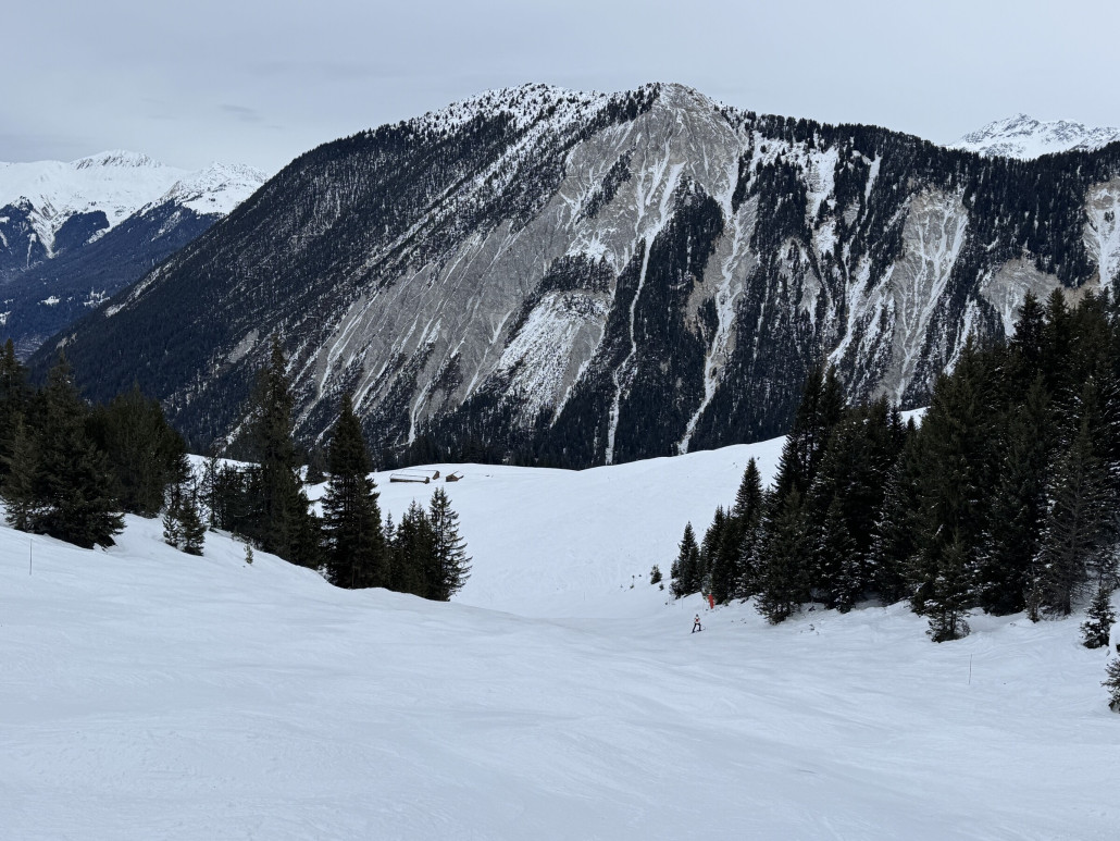 Chapelets, vermutlich können die erst nach Schneefällen wieder walzen, aktuell schaut da viel Gras raus