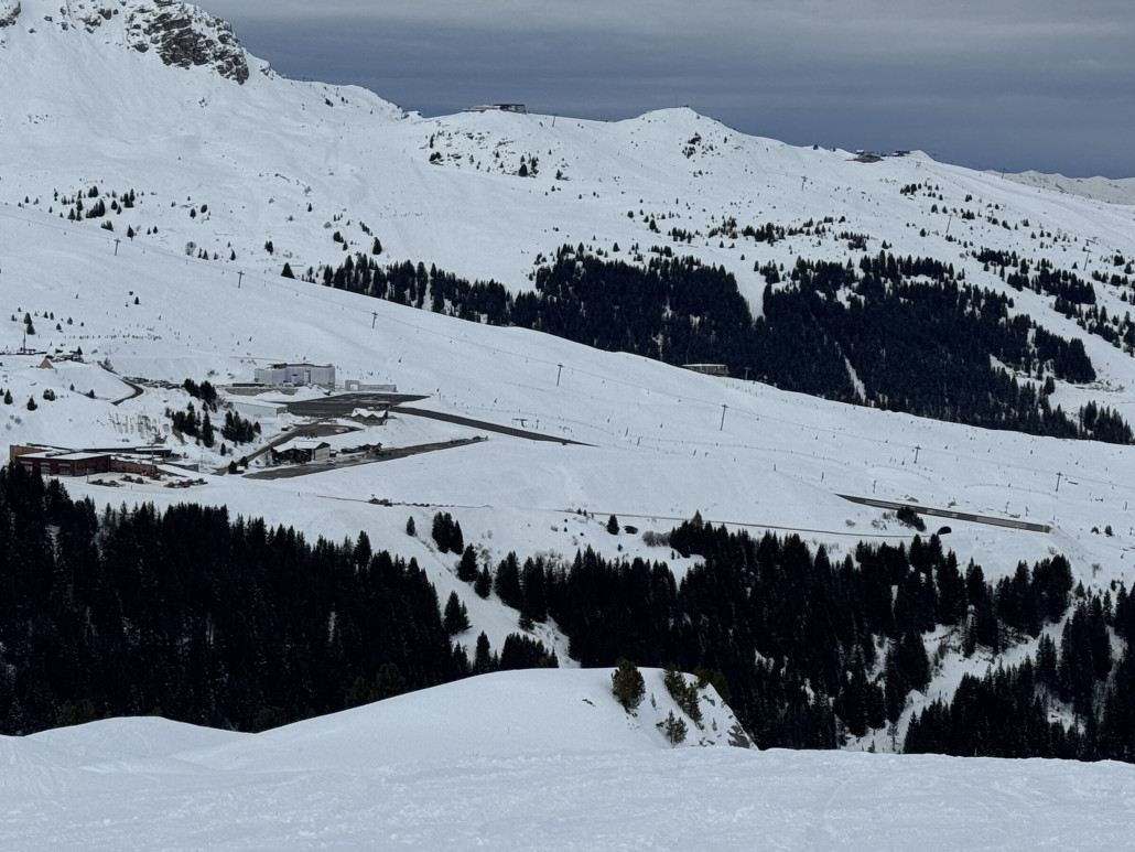 Blick zum Altiport Courchevel mit der Start-/Landebahn