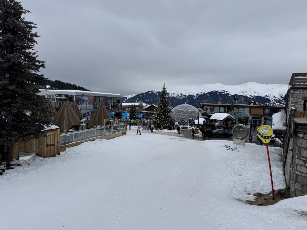 Wir kommen nach Courchevel 1850. Dies ist also einer der teuersten Skiorte der Welt oder vielleicht sogar der teuerste.