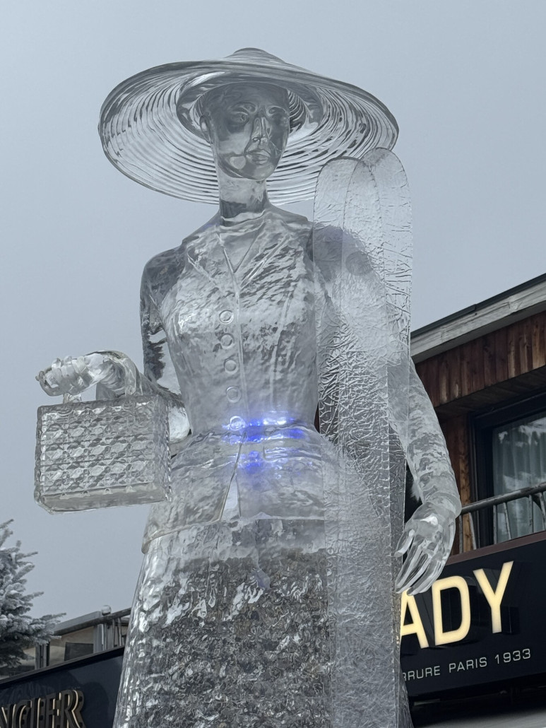 Ski und Handtäschchen gehen in Courchevel einher
