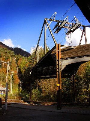 Der Beginn der Reise in Oberdorf: Hier kreuzen sich Bahnlinie und Sesselbahn