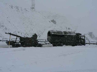 Am Hospiz haben auch die letzten sich noch für Talfahrt mit Ketten entschieden.