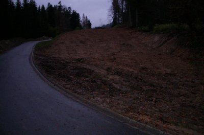 hinter mir geht es direkt über die wiese zu talstation der EUB...