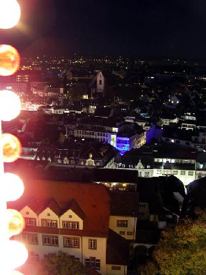 Auf dem Riesenrad am Münsterplatz hoch über Basel