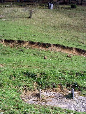 Stützenfundament und ehemalige Bergstation des Borer-Schleppers Chellenchöpfli
