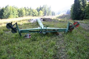 Die Stützen des alten ESL wurden vorsichtig abmontiert und ganz sanft ins Gras gelegt ...