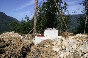 Fertig betoniertes Stützenfundament irgendwo im Mittelteil der Trasse.