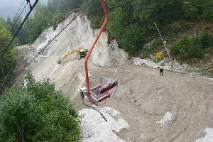 Pistenarbeiten 3. Dort wo der Bagger steht würde ich die Bergstation der Bahn Vitranc 1 machen.