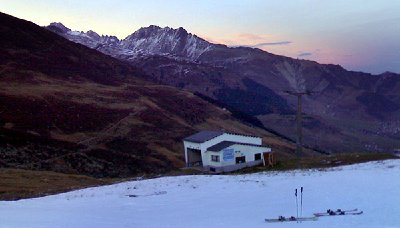 Kunstschneeteppich, frühere Skilift-Talstation (Foto: Tizian Monn)